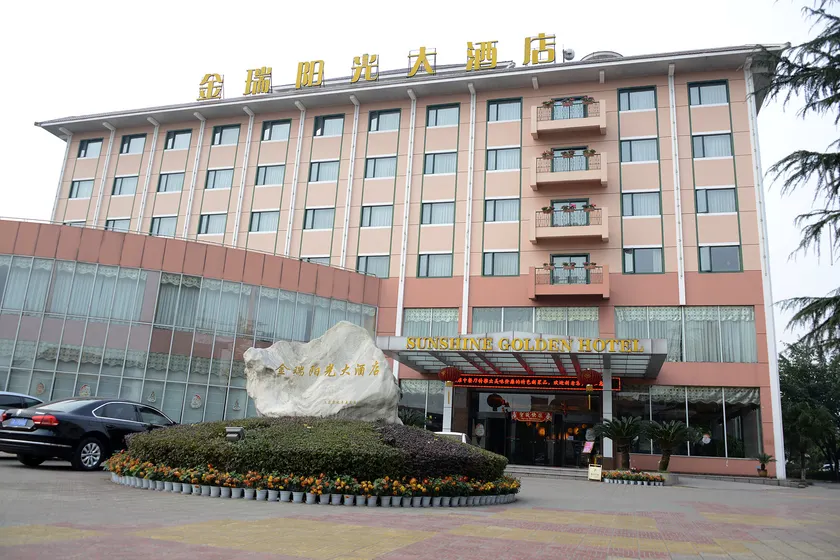 Sunshine Golden Hotel Pengzhou - Image 1