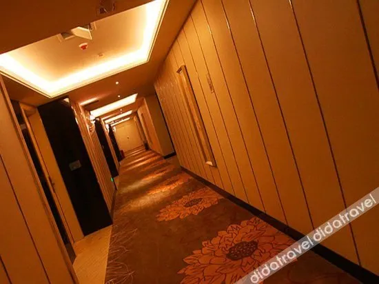 Peninsula Holiday Hotel - Image 1