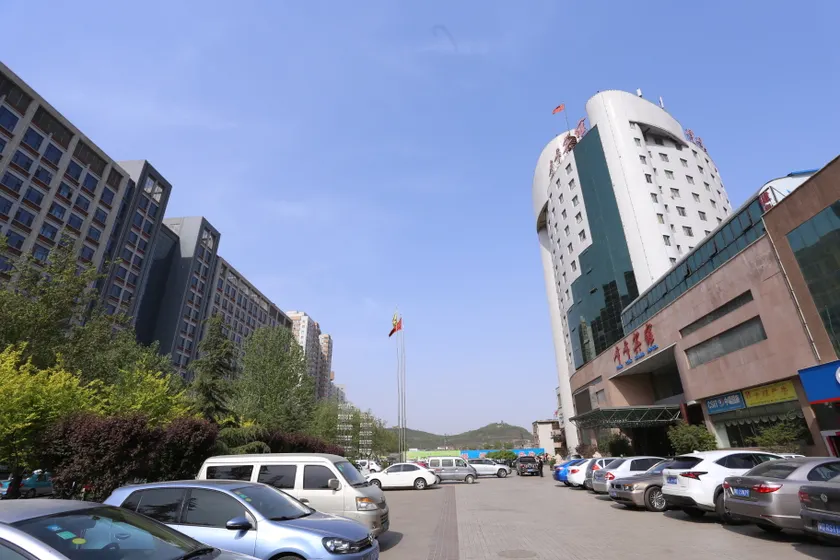 Feng Feng Grand Hotel - Image 1