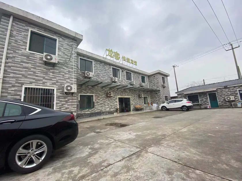 Long Ke Kuai Jie Hotel - Image 1