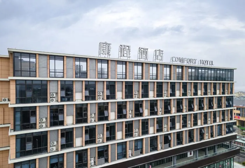 Comfort Hotel - Image 1