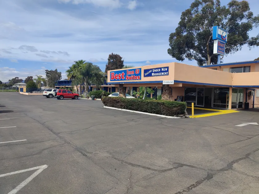 Best Inn & Suites - Image 1