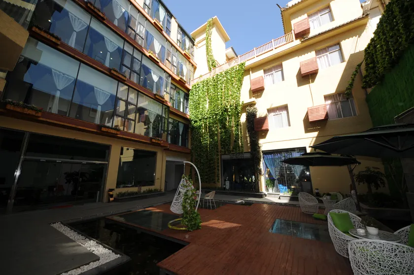 CLOUDS Hotel (Dali Xiangyun Bell and Drum Tower) - Image 1