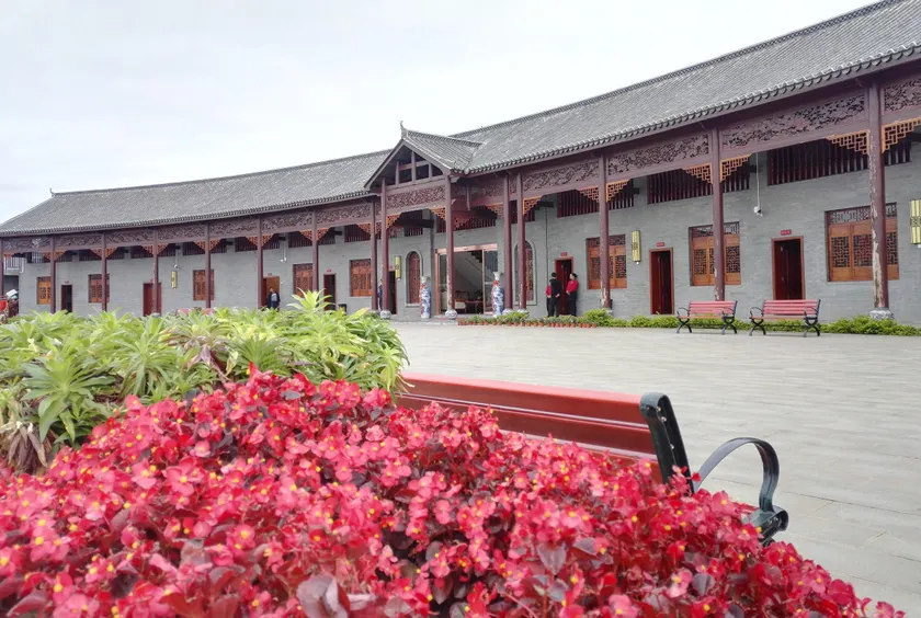 Hai Lake Hotel - Image 1