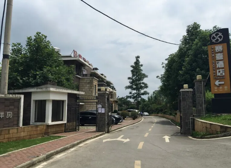 Saixi Hotel - Image 1