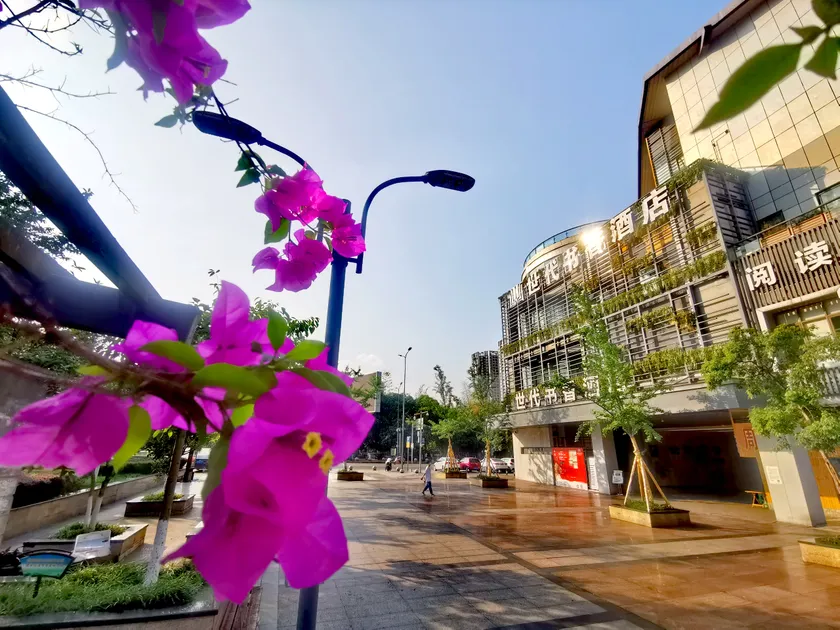 Book & Life Hotel - Image 1