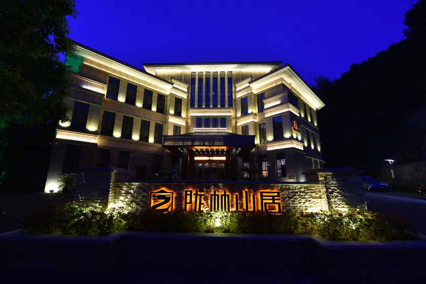 Longlin Shanju Holiday Hotel - Image 1
