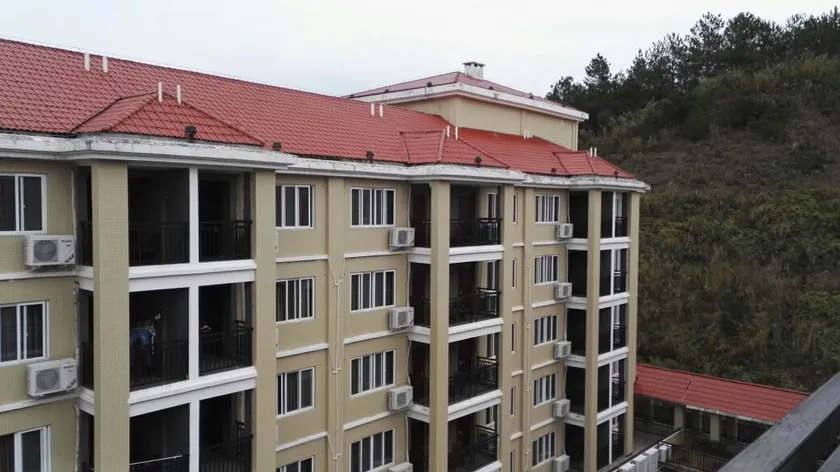 Jinqiu Holiday Hotel - Image 1