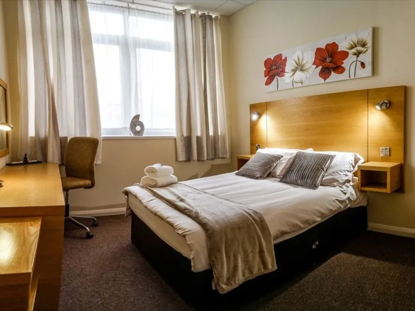 County Hall Hotel Apartments - Image 1