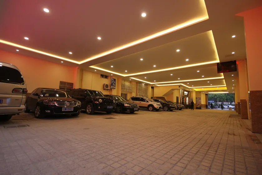 Jinjiang Garden Hotel - Image 1