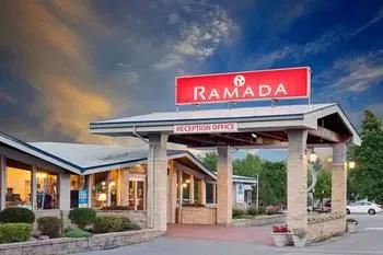 Ramada Wyndham Gananoque Provincial Inn - Image 1