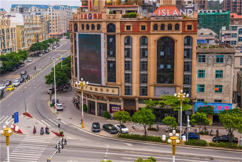 Island Hotel - Image 1