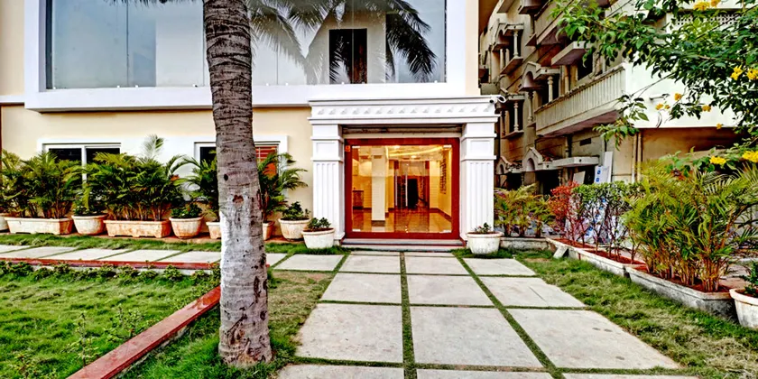 De Crown Luxury Hotel - Image 1