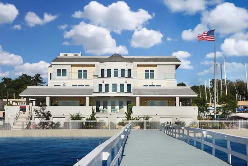 Fathoms Hotel & Marina - Image 1