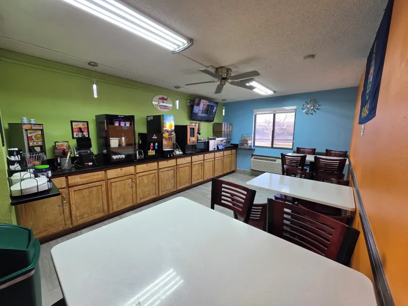 Super 8 by Wyndham Emporia - Image 1