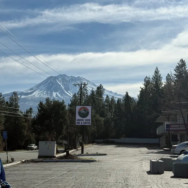 Shasta Vista Inn & Suites - Image 1