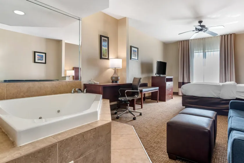 Comfort Inn & Suites Clinton - Jackson West - Image 1