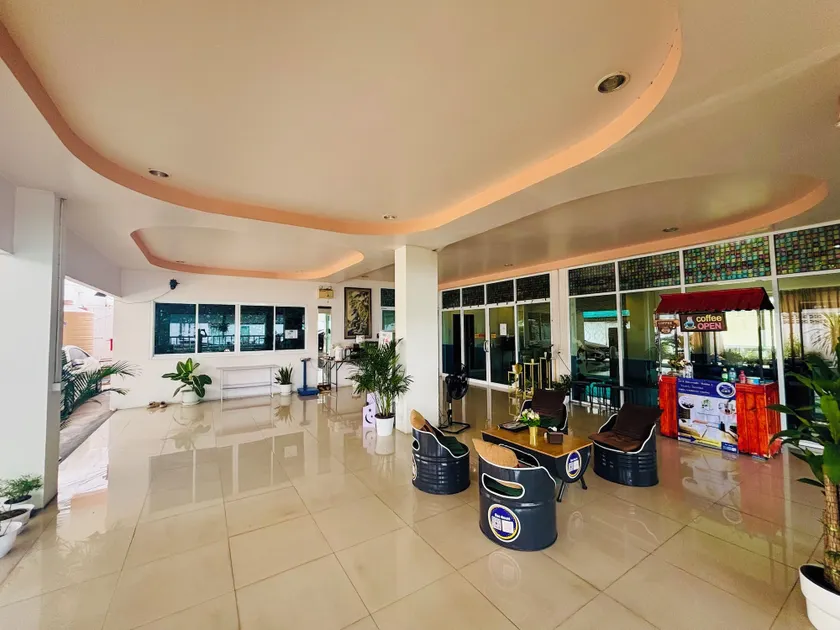 Ree- Riverside hotel - Image 1