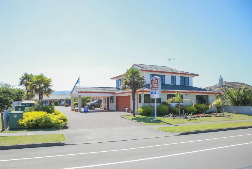 BKs Palm Court Motor Lodge - Image 1