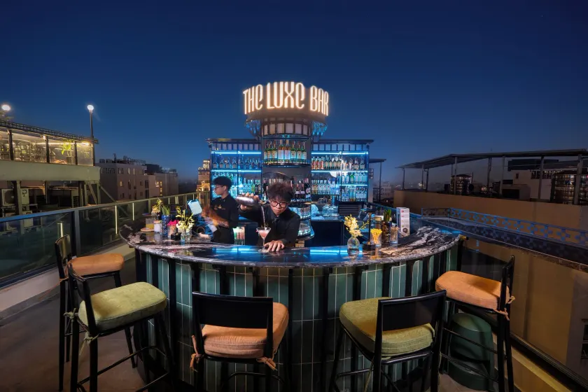 Le Premier Hotel & Rooftop Bar - Image 1