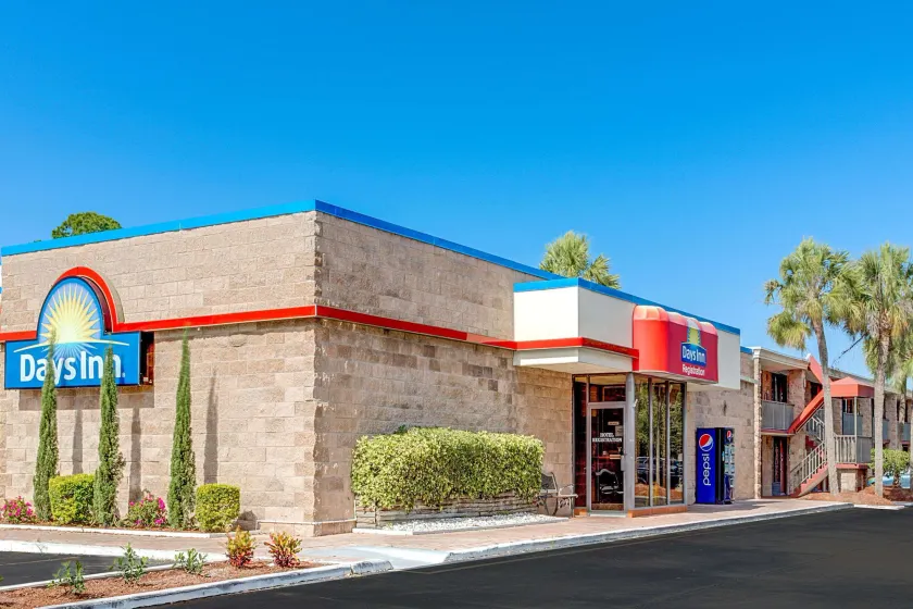 Days Inn by Wyndham Bradenton - Near the Gulf - Image 1