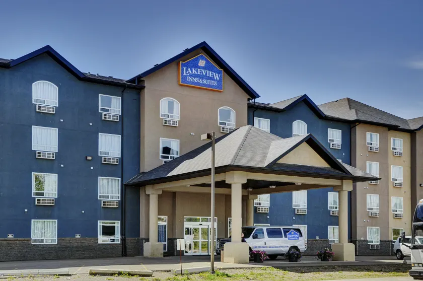 Lakeview Inns & Suites - Fort Nelson - Image 1
