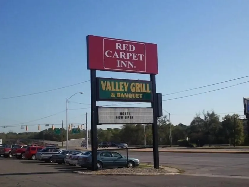 Red Carpet Inn (formerly Royal Inn) - Image 1