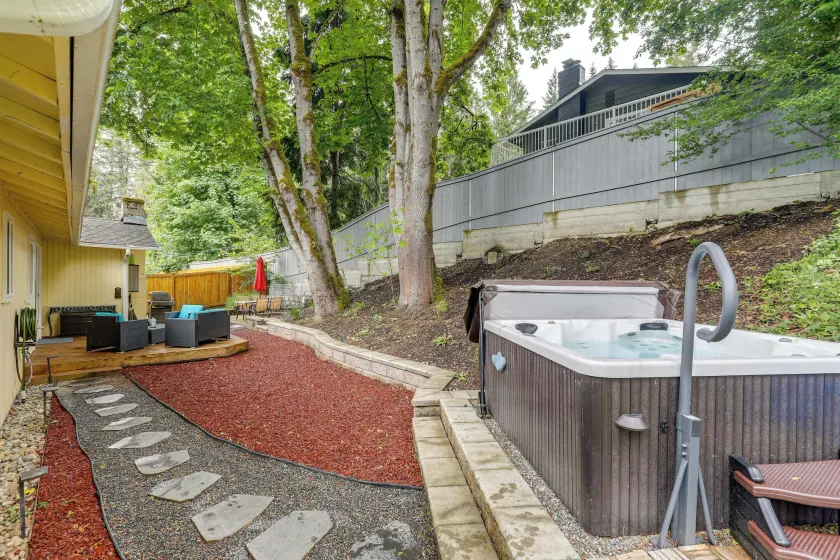 Close to Light Rail! Sammamish Home w/ Hot Tub - Image 1