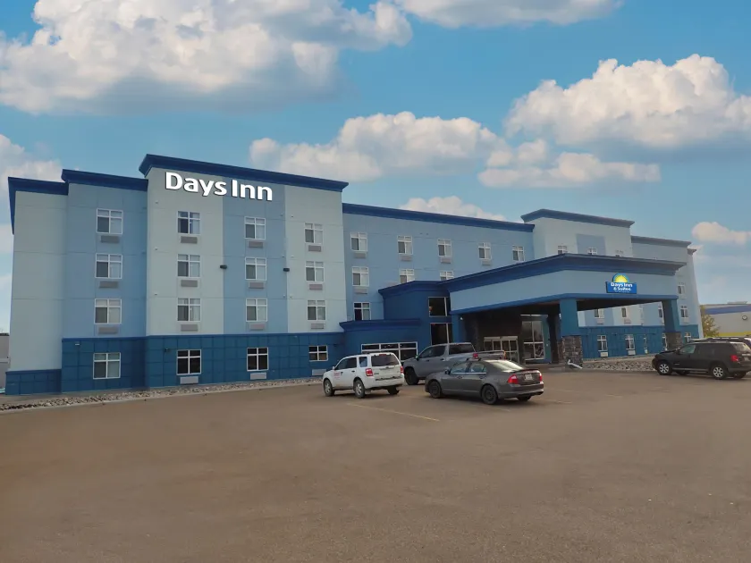 Days Inn & Suites by Wyndham Fort Saskatchewan - Image 1