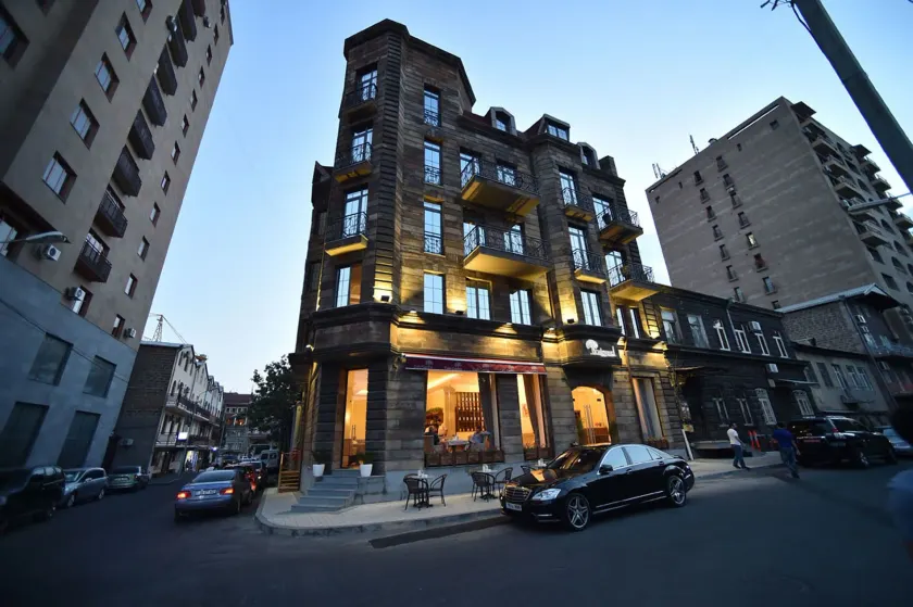 Boulevard Hotel - Image 1