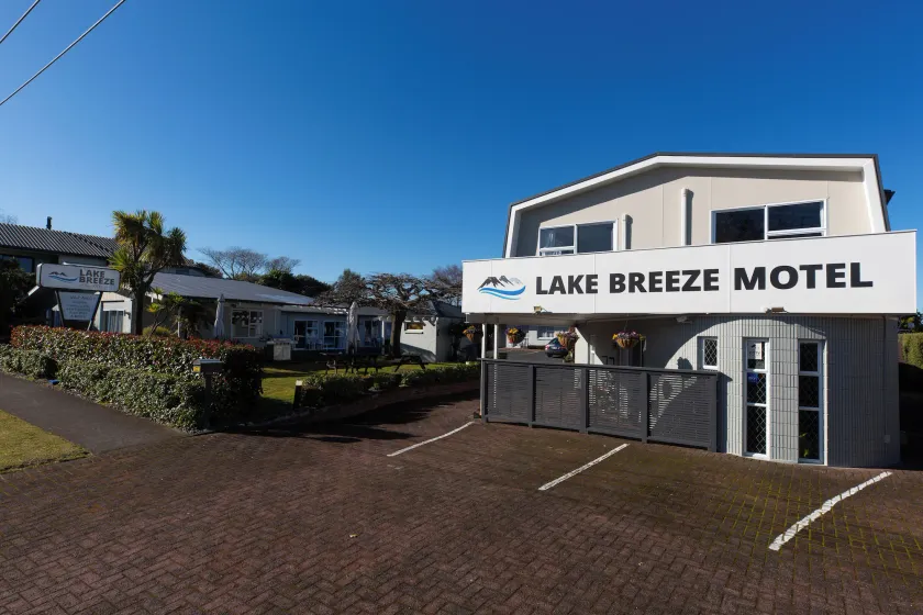 Lake Breeze Motel - Image 1