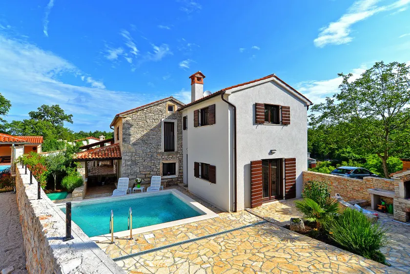 House 682 - Image 1