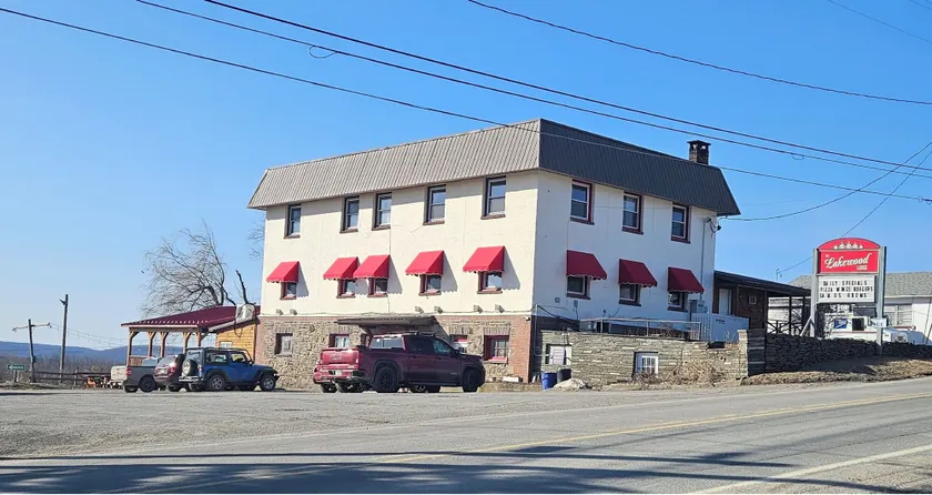 Lakewood Lodge & Restaurant - Image 1