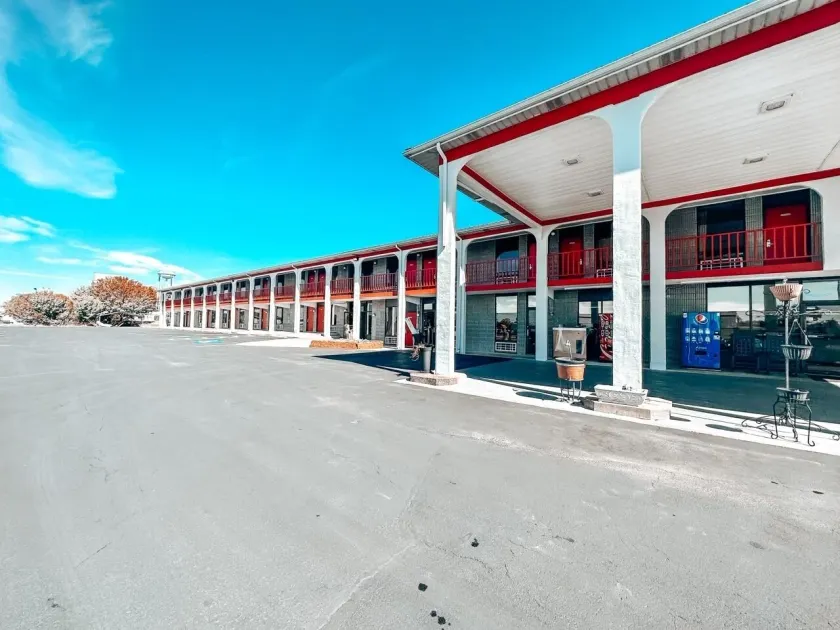 Laker Inn - Image 1