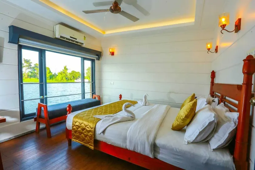 Cosy Boathouse - Image 1