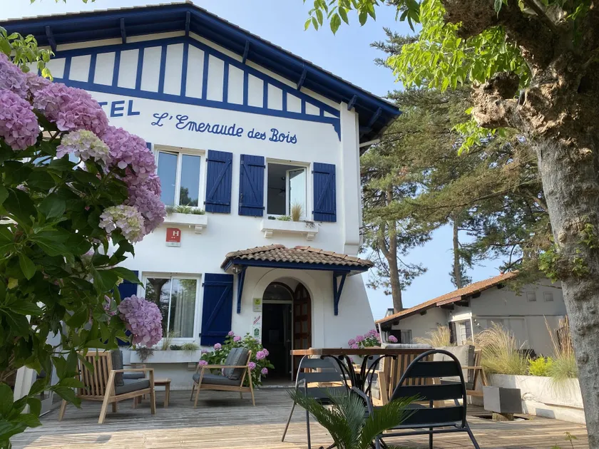 Logis Hôtel Emeraude des Bois - Image 1