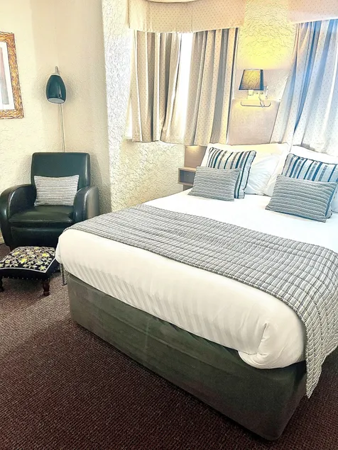 Clifton Court Hotel - Image 1