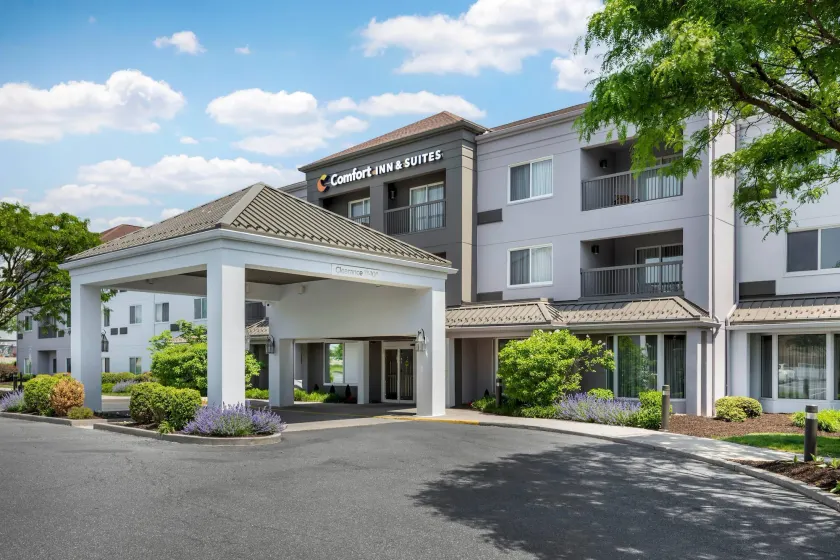 Comfort Inn & Suites Bethlehem Lehigh Valley Airport - Image 1