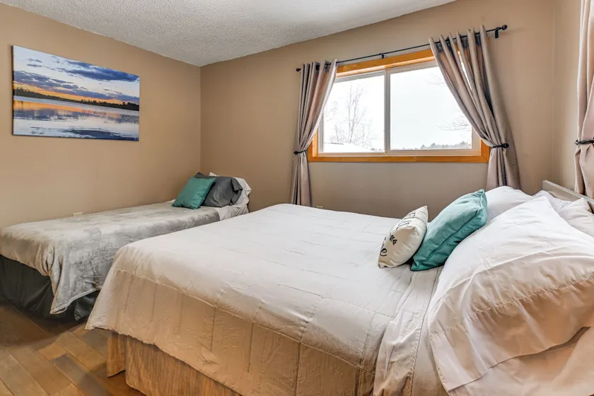 Lakefront Suring Home w/ Pool Table + Views! - Innenbereich