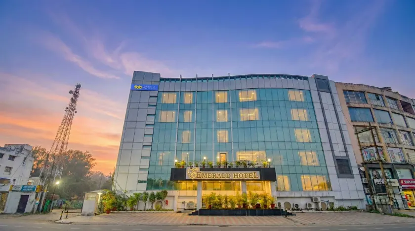 Fabhotel Emerald - Image 1
