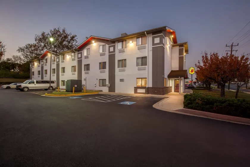 Super 8 by Wyndham College Park Wash DC Area - Image 1