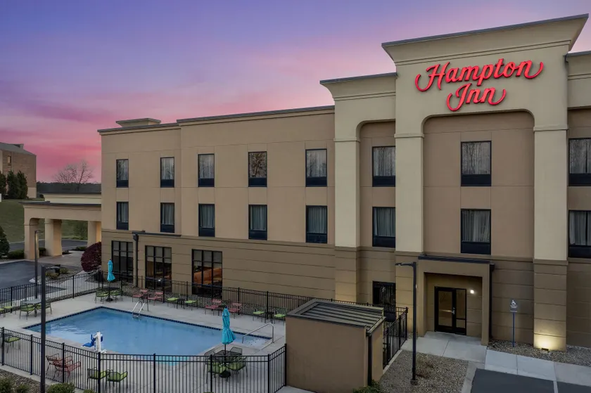 Hampton Inn Crossville - Image 1