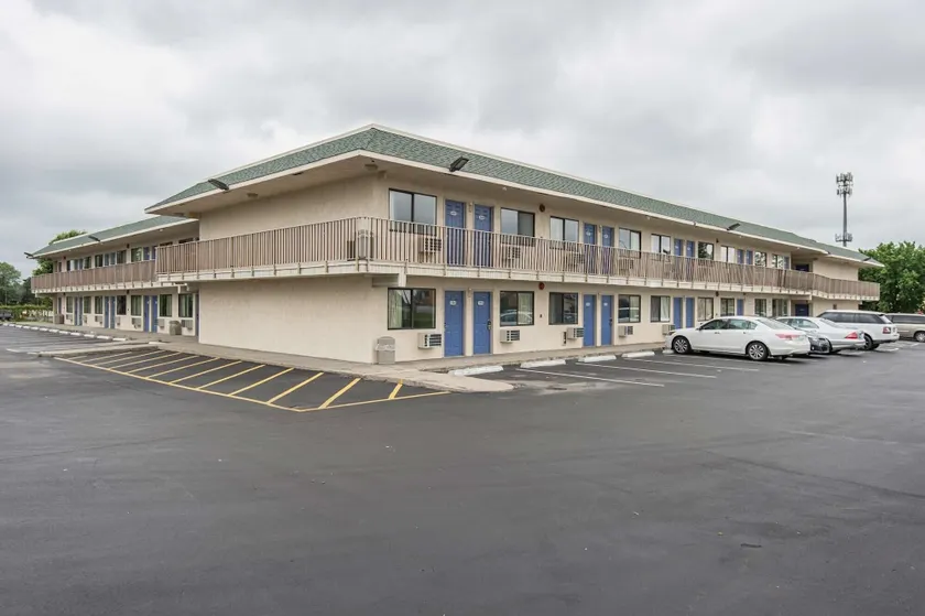 Motel 6 Kansas City, MO - Airport - Image 1