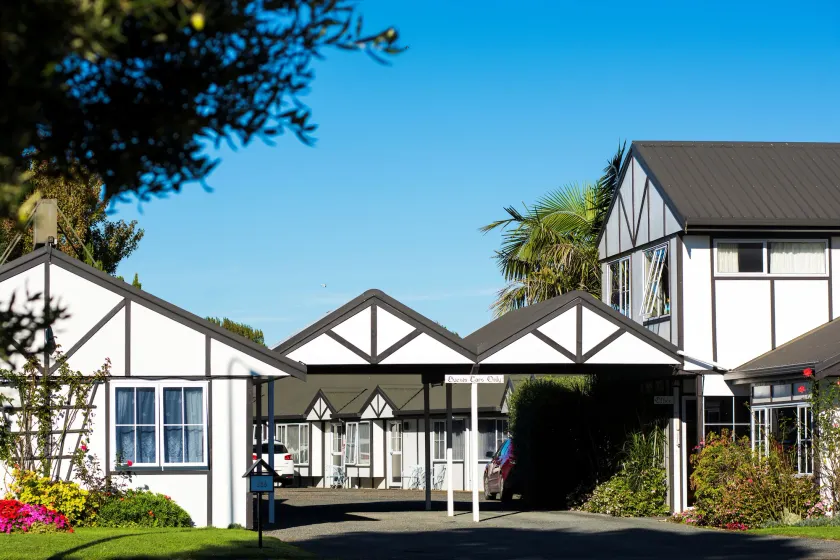 Tudor Park Motel Spacious with kitchens 1 minute walk to restaurant and shopping centre and Gisborne Hospital - Image 1