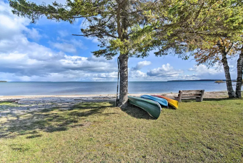 Lovely Lake Huron Getaway: Beach Access & Kayaks! - Image 1