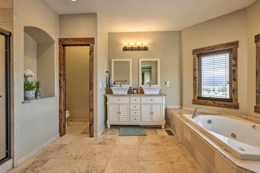 Game Room & Hot Tub: Luxe Grand Lake Retreat! - Intérieur