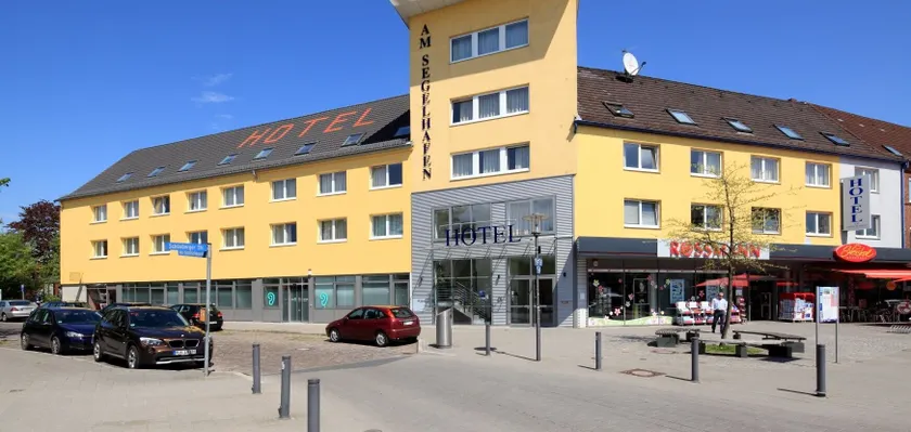 Hotel Am Segelhafen & Free Parking - Image 1
