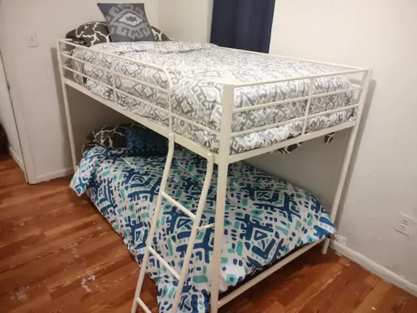 Room in Guest Room - Twin Bunk-style Bedroom Close to Downtown - Image 1