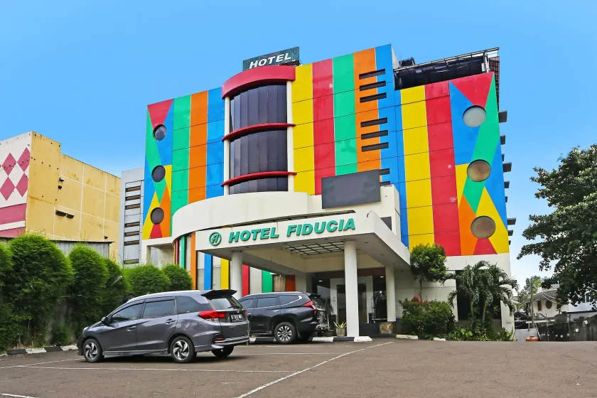 Super OYO Townhouse OAK Hotel Fiducia Serpong - Image 1