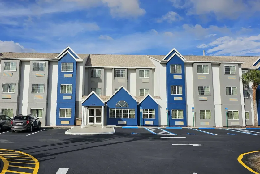 Microtel Inn & Suites by Wyndham Bushnell - Image 1
